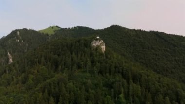 Riedersteinkapelle ist eine kleine neugotische Kapelle auf dem 1207 m hohen Felssporn Riederstein uber dem Tegernsee Deutschland, Bayern Luftbild. Riedersteinkapelle Kilisesi kaya havası manzaralı. 