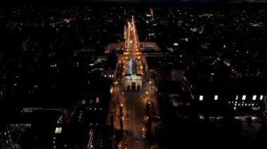 Siegestor Luftaufnahme Deutschland, Bayern, Münih 'te. Triumphbogen und Friedensmahnmal an der Universitat Muenchen Luftansicht. Münih Siegestor hava manzaralı Zafer Kemeri ve Barış Anıtı. 