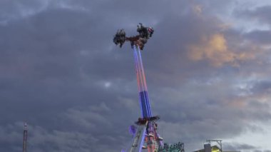 Hoehenrausch XXL Oktoberfest, Münih, Almanya 'da, Theresienwiese' de. Heyecan verici geziler, Bavyera gelenekleri, neon ışıklar, adrenalin ve festival titreşimleri unutulmaz anılar yaratır.. 