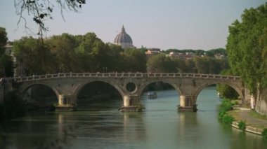 Roma, İtalya 'daki Ponte Sisto Rönesans köprüsü Trastevere' i Tiber Nehri 'nin karşısındaki tarihi merkeze bağlar. Zarif kemerleri ve manzarası ile tanınan Eylül ayının güneşli günlerinde görülmesi gereken bir yer.