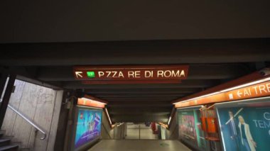 12 Ekim 2023. Roma, İtalya. Roma 'daki Re di Roma metro istasyonundaki yeraltı geçidi, rahat ve güvenli bir yolculuk için metro ve toplu taşımaya kolay erişim olanağı sağlayan açık işaretlerle dolu.. 