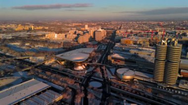 BMW Müzesi ve BMW-Welt Luftaufnahme im Winter Deutschland, Bayern, Münih. Vierzylinder auch Turm und Hochhaus Luftbildansicht. BMW Karargahı, dört silindirli, BMW Kulesi hava manzaralı.. 