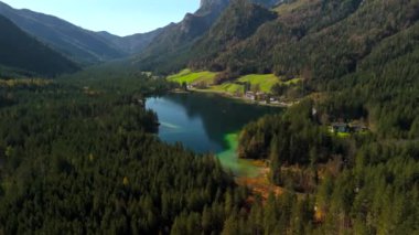 HIntersee bei Ramsau Luftaufnahme im Herbst, Deutschland, Bayern 'de. Ramsauer Ache meyveli Ferchensee oder Forchensee grosser See in der Gemeinde Ramsau im Berchtesgadener Land in Germany, Bavyera. 