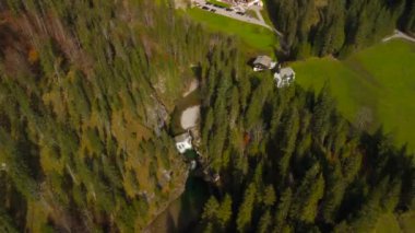 Katholische Bergkapelle Maria Hilf im Valepp, Gemarkung Deutschland, Bayern Luftaufnahme. Valepp, Almanya 'daki Katolik dağ şapeli Maria Hilf, Bavyera Havacılık manzaralı. Valepp Wasserfall