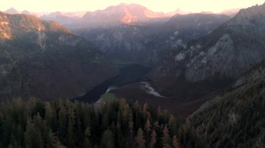 Almanya 'nın Bavyera kentindeki Konigssee' deki St. Bartholoma, Bavyera Alpleri 'nin dağ manzarası ile çevrili nefes kesici bir dönüm noktasıdır. Luftaufnahme St. Bartholoma Wallfahrtskirche Berchtesgadener. 