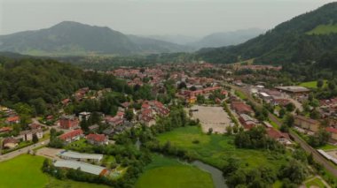 Bavyera 'nın Immenstadt im Allgaeu kentinin havadan görünüşü, Bavyera Alpleriyle çevrili resimli bir kasaba gösteriyor. Geleneksel binalar, yuvarlanan tepeler ve dağlık arazi, yaz turizm beldesi. 