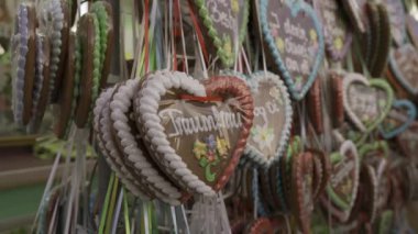 2 Ekim 2024. Münih, Almanya. Munchen, Bayern, Deutschland 'deki Theresienwiese' de Oktoberfest bira festivalinde kalp şeklinde zencefilli çörek satışı. Herzform auf Ekim Festivali 'nde Verkauf von Lebkuchen 