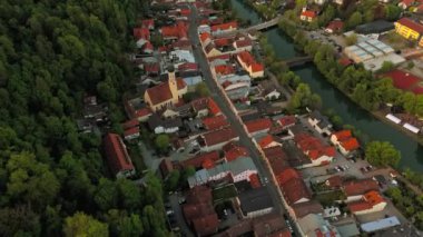 Luftbild der bayerischen Stadt Wolfratshausen und Loisach-Isar-Kanal in Deutschland bei Sonnenuntergang im Sommer. Yukarı Bavyera 'daki Wolfratshausen kasabası ve Almanya' daki nehir manzarası. 