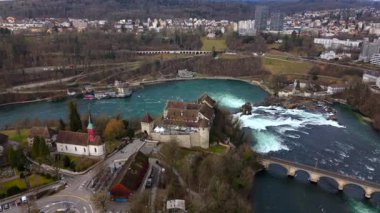 Schloss Laufen am Rheinfall, Schaffhausen, Schweiz Luftaufnahme im Fruehling. Laufen Şatosu, İsviçre kantonu Zürih 'te Rhine Şelalesi, baharda İsviçre hava manzarası. Yer imi ve çekim noktası. 