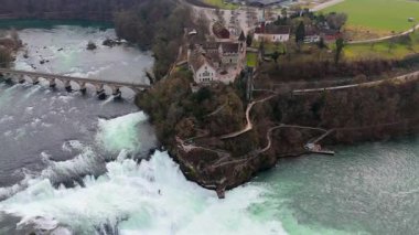 Schloss Laufen am Rheinfall, Schaffhausen, Schweiz Luftaufnahme im Fruehling. Laufen Şatosu, İsviçre kantonu Zürih 'te Rhine Şelalesi, baharda İsviçre hava manzarası. Yer imi ve çekim noktası. 