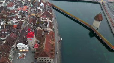 Kapellbruecke und Wasserturm Luzern, Schweiz Luftaufnahme bei nebligem Fruehjahrswetter. İsviçre Lucerne 'deki Chapel Köprüsü ve Su Kulesi sisli bahar havasında hava manzaralı. Lucernes dönüm noktası. 