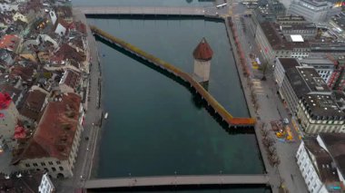 Kapellbruecke und Wasserturm Luzern, Schweiz Luftaufnahme bei nebligem Fruehjahrswetter. İsviçre Lucerne 'deki Chapel Köprüsü ve Su Kulesi sisli bahar havasında hava manzaralı. Lucernes dönüm noktası. 