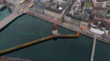 Kapellbruecke und Wasserturm Luzern, Schweiz Luftaufnahme bei nebligem Fruehjahrswetter. İsviçre Lucerne 'deki Chapel Köprüsü ve Su Kulesi sisli bahar havasında hava manzaralı. Lucernes dönüm noktası. 