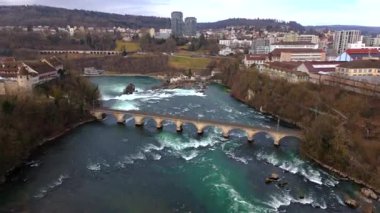 Rheinbruecke bei Laufen Eisenbahn-Bogenbruecke Luftaufnahme im Fruehling, Schweiz, Laufen-Uhwiesen, Neuhausen am Rheinfall. Rheinfallbahn. Rheinbrucke demiryolu köprüsünün hava görüntüsü. 