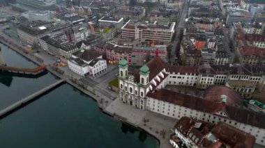 Jesuitenkirche St. Franz Xaver Jesuitenkirche am linken Ufer Reuss in Altstadt Luzern, Schweiz Luftaufnahme an nebligen Morgen im Fruehjahr. Lucerne Cizvit Kilisesi Lucerne, İsviçre hava görüşü. 