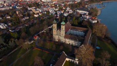 Kloster Hofen, ah bekannt als Schloss Friedrichshafen, Benediktinerkloster am Bodensee, Stadt Friedrichshafen, Deutschland Luftaufnahme. Almanya 'da Schlosskirche hava manzarası, Friedrichshafen. 