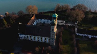 Kloster Hofen, ah bekannt als Schloss Friedrichshafen, Benediktinerkloster am Bodensee, Stadt Friedrichshafen, Deutschland Luftaufnahme. Almanya 'da Schlosskirche hava manzarası, Friedrichshafen. 