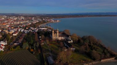 Kloster Hofen, ah bekannt als Schloss Friedrichshafen, Benediktinerkloster am Bodensee, Stadt Friedrichshafen, Deutschland Luftaufnahme. Almanya 'da Schlosskirche hava manzarası, Friedrichshafen. 