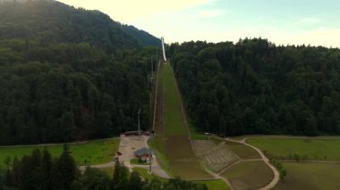 Stillachtal bei Oberstdorf Luftaufnahme 'yi es geç. Almanya 'nın Bavyera eyaletinde yer alan Obersdorf' tan kayak manzaralı bir yer. Heini Klopfer Skiflugschanze Blick Schanzentisch Bayern, Almanya