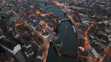 Stadtbild von Luzern Luftaufnahme, Schweiz bei Nacht mit Stadtlichtern, nebligem Wetter. Luftbild vom Fluss Reuss und allen bekannten Bruecken am Abend. Gece Lucerne şehir merkezinin havadan görünüşü