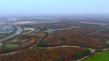 Almanya 'nın Münih kentindeki kapalı Flughafen Münih havaalanındaki pist görüntüsü Riemer Park' a döndü. Kleinen Teil Start und Landebahn des Flughafen Muenchen-Riem Luftaufnahme. 