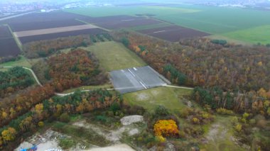 Almanya 'nın Münih kentindeki kapalı Flughafen Münih havaalanındaki pist görüntüsü Riemer Park' a döndü. Kleinen Teil Start und Landebahn des Flughafen Muenchen-Riem Luftaufnahme. 