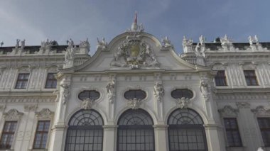 26 Ağustos 2024. Viyana, Avusturya. Turistler ve ziyaretçiler, Belvedere 'nin çevresinde dolaşarak, Avusturya' nın Viyana kentinde yaz aylarında güneşli olan tarihi bir yapı kompleksi oluşturuyor. Wien 'de Das Schloss Belvedere 