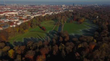 Englischer Garten, İngiliz Bahçesi güneşli bir günde Münih 'in en büyük parkıdır. İngiliz Bahçesi 'nde sonbahar yaprakları. Englischer Garten, Muenchen, Deutschland Luftaufnahme