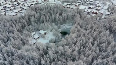 Kışın Rosensee Gölü, Grainau, Garmisch-Partenkirchen, Almanya hava manzaralı, karla kaplı kozalaklı orman ve Alpler ile çevrilidir. Rosensee umgeben bei Grainau, Alman Luftaufnahme. 