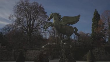 Salzubrg, Avusturya. Güneşli bahar gününde Mirabell Sarayı ve Bahçeleri. Park von Schloss Mirabell, Salzburg, Osterreich. Schloss Mirabell in der Salzburger Rechten Altstadt. 