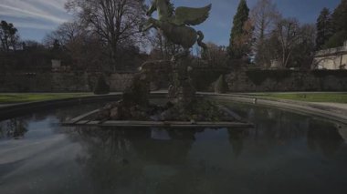 Salzubrg, Avusturya. Güneşli bahar gününde Mirabell Sarayı ve Bahçeleri. Park von Schloss Mirabell, Salzburg, Osterreich. Schloss Mirabell in der Salzburger Rechten Altstadt. 
