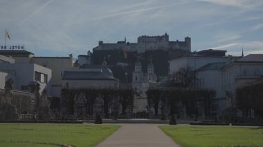 Salzubrg, Avusturya. Güneşli bahar gününde Mirabell Sarayı ve Bahçeleri. Park von Schloss Mirabell, Salzburg, Osterreich. Schloss Mirabell in der Salzburger Rechten Altstadt. 