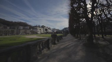 Salzubrg, Avusturya. Güneşli bahar gününde Mirabell Sarayı ve Bahçeleri. Park von Schloss Mirabell, Salzburg, Osterreich. Schloss Mirabell in der Salzburger Rechten Altstadt. 