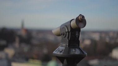 Avusturya, Salzburg 'un turist dürbünüyle gözlem güvertesinden görünüşü. Şehrin tarihi mimarisi, manzarası, çatıları, simgeleri. Blick auf Stadt Salzburg, Oesterreich von Aussichtsplattform 