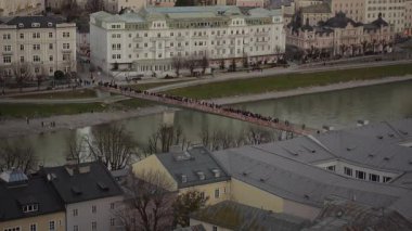 Salzburg, Avusturya. Güneşli kış gününde Salzburg 'da nehir üzerindeki şehir manzarası. Salzach nehir kıyısında. Salzburg, Avusturya ve Avrupa 'daki Salzach Nehri' nin seti. Kasaba görünümü