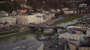 Salzburg, Avusturya. Güneşli kış gününde Salzburg 'da nehir üzerindeki şehir manzarası. Salzach nehir kıyısında. Salzburg, Avusturya ve Avrupa 'daki Salzach Nehri' nin seti. Kasaba görünümü. 