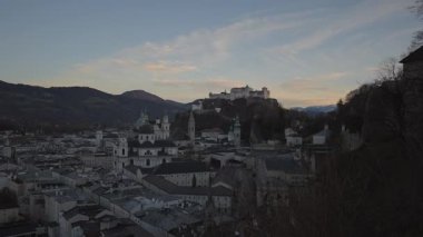 Festung Hohensalzburg Stadt Salzburg, Oesterreich Blick von der Aussichtsplattform in Winter. Avusturya, Festungsberg 'deki Hohensalzburg Kalesi kışın gözlem güvertesinden manzaralı. 