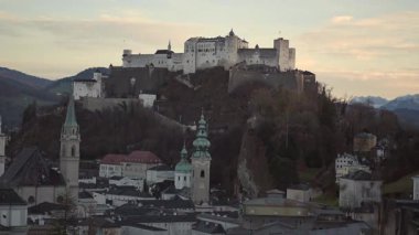 Festung Hohensalzburg Stadt Salzburg, Oesterreich Blick von der Aussichtsplattform in Winter. Avusturya, Festungsberg 'deki Hohensalzburg Kalesi kışın gözlem güvertesinden manzaralı. 