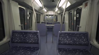 Hamburg, Almanya 'da boş bir metro vagonu. Mavi desenli koltukları ve parlak tırabzanları olan modern, temiz bir tasarım. Sakin, fütüristik şehir geçiş ayarları, seyahat kavramları ve şehir altyapısı. 