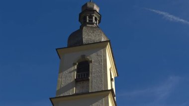Almanya, Ramsau 'daki Aziz Sebastian Kilisesi. Güneşli gökler vadiden ve görkemli dağlardan akan nehirler seyahat ve turizm için mükemmel manzaralar yaratıyor. Kirche Ramsau bei Berchtesgaden 'de.. 