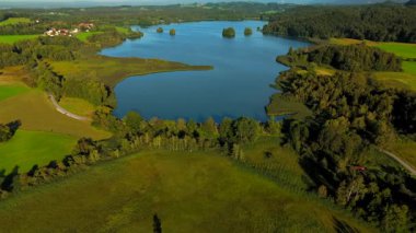 Seehamer, Bayern 'de, Deutschland Luftbild im Sommer' de. Almanya, Bavyera 'da yaz mevsiminde Seehamer Gölü' nün hava manzarası güneşlidir. Almanya 'da doğa ve doğa kaynakları teması. Peyzaj haftsschutzgebiet. 