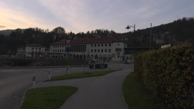 Almanya, Berchtesgaden. Gün batımında Berchtesgaden Hauptbahnhof tren istasyonundan istasyon binasının görüntüsü. Bahnhofplatz. Hbf. Deutschland 'da demiryolu taşımacılığı. 