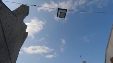 Concarneau, Brittany, Fransa, 31 Ağustos 2021. Ville Close 'daki dükkanlar ve restoranlar arasında gezinen insanlar, şehir duvarları içindeki tarihi bölge. Brittany Finisti Ville 'i kapatıyor.