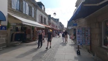 Concarneau, Brittany, Fransa, 31 Ağustos 2021. Ville Close 'daki dükkanlar ve restoranlar arasında gezinen insanlar, şehir duvarları içindeki tarihi bölge. Brittany. Ville kapat.