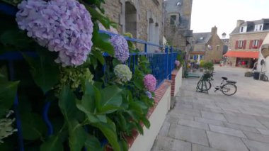 Fransa, Concarneau 31 Ağustos 2021. Kuzey Fransa 'da orta yaşlı Concarneau şehrinde tipik evleri olan eski güzel atmosferik sokaklar, güneşli yaz havasında Brittany bölgesi.