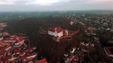 Die Burg Trausnitz ist eine Burg oberhalb der Altstadt der niederbayerischen Bezirkshauptstadt Landshut, in der Gemarkung Berg ob Landshut Deutschland, Luftaufnahme. Trausnitz Kalesi hava görüntüsü. 