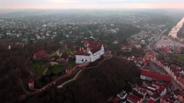 Die Burg Trausnitz ist eine Burg oberhalb der Altstadt der niederbayerischen Bezirkshauptstadt Landshut, in der Gemarkung Berg ob Landshut Deutschland, Luftaufnahme. Trausnitz Kalesi hava görüntüsü. 