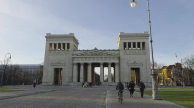 10 Kasım 2024. Münih, Almanya, Koenigsplatz. Propylaea Historische Sehenswuerdigkeit Muenchen, Deutschland 'da. Propylaea Alman Propylaen, Münih 'te Konigsplatz' ın batı yakasındaki şehir kapısı.. 