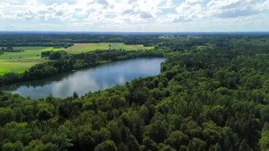 Steinsee bei Munchen Luftaufnahme. Steinsee, Bayern Luftbildansicht 'te. Almanya, Bavyera, Münih yakınlarındaki Stein Gölü hava manzarası. Almanya 'nın en sıcak göllerinden biri. Steinsee orman bölgesinde yer almaktadır.. 