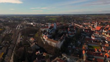 Freisinger Dom Almanya, Bavyera kışın güneşli ve karsız hava manzarası. Dom St. Maria ve St. Korbinian Freising Deutschland 'da, Bayern Luftaufnahme im Winter Bei sonnigem Wetter. 